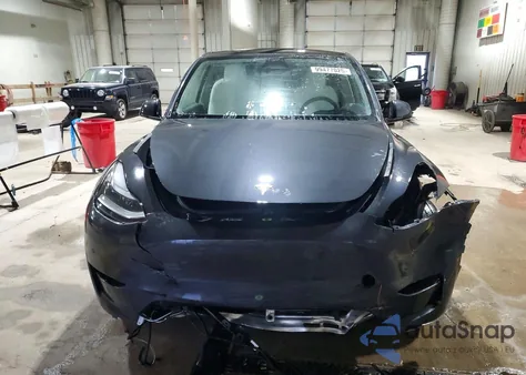 2024 Tesla Model Y z USA, uszkodzony, nr VIN 7SAYGAEE3RF038008